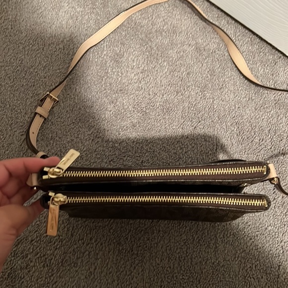 Michael Kors crossbody purse - Picture 2 of 6